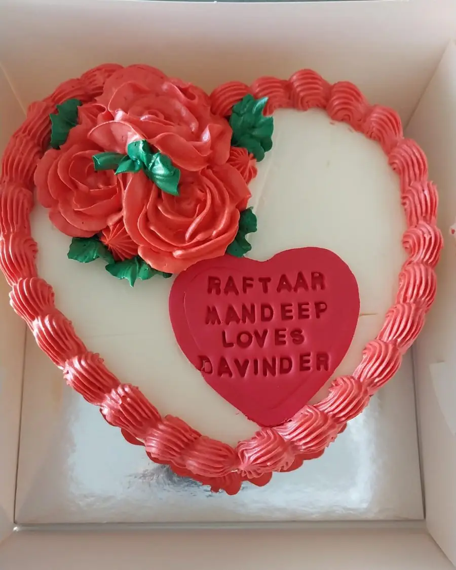 Red rose heart cake